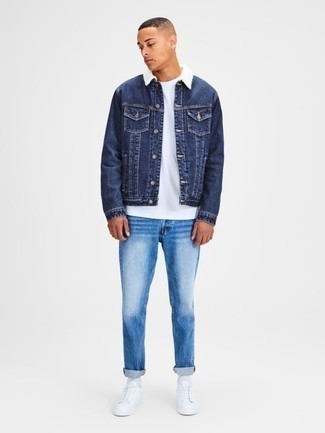 Comment porter des chaussures blanches avec un jean bleu clair