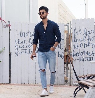 Comment porter des chaussures blanches avec un jean bleu clair