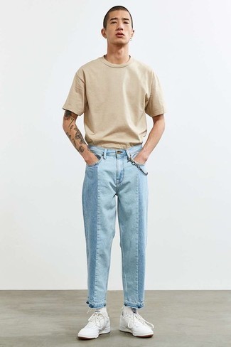 Comment porter des chaussures blanches avec un jean bleu clair quand il fait très chaud