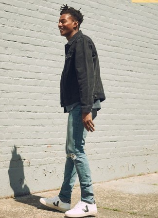 Comment porter des chaussures blanches avec un jean bleu clair