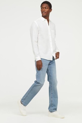 Comment porter des chaussures blanches avec un jean bleu clair