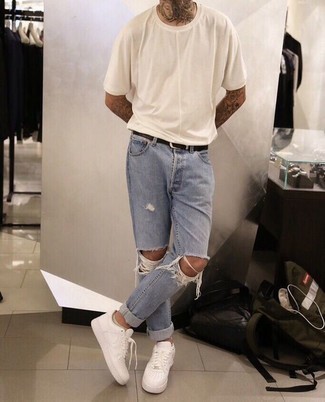 Comment porter des chaussures blanches avec un jean bleu clair