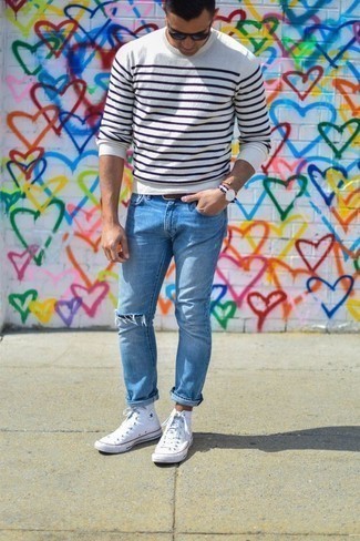 Comment porter des chaussures blanches avec un jean bleu clair