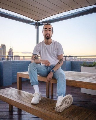 Comment porter des chaussures blanches avec un jean bleu clair quand il fait très chaud