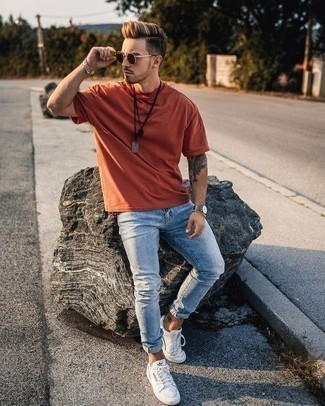 Comment porter des chaussures blanches avec un jean bleu clair quand il fait très chaud