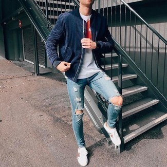Comment porter des chaussures blanches avec un jean bleu clair
