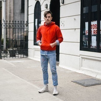 Comment porter des chaussures blanches avec un jean bleu clair