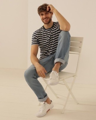 Comment porter des chaussures blanches avec un jean bleu clair