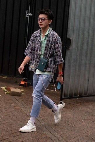 Comment porter des chaussures blanches avec un jean bleu clair