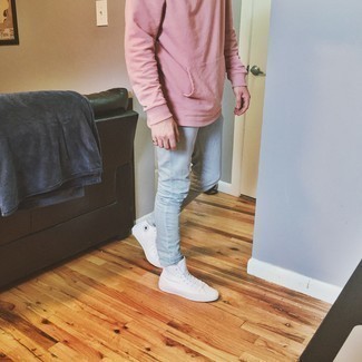 Comment porter des chaussures blanches avec un jean bleu clair