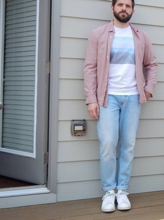 Comment porter des chaussures blanches avec un jean bleu clair