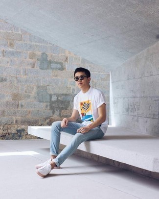 Comment porter des chaussures blanches avec un jean bleu clair