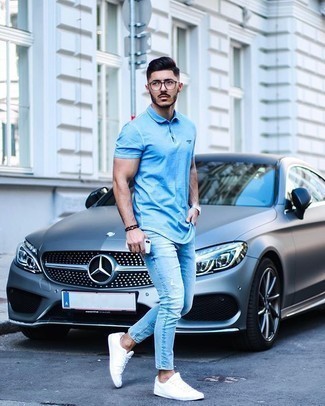 Comment porter des chaussures blanches avec un jean bleu clair
