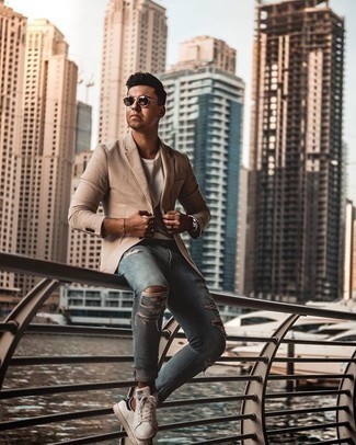 Comment porter des chaussures blanches avec un jean bleu clair