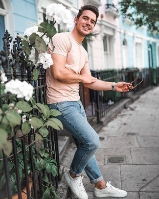 Comment porter des chaussures blanches avec un jean bleu clair