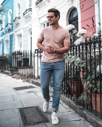 Comment porter des chaussures blanches avec un jean bleu clair quand il fait très chaud