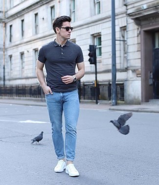 Comment porter des chaussures blanches avec un jean bleu clair