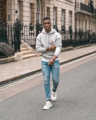 Comment porter des chaussures blanches avec un jean bleu clair