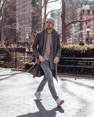 Comment porter des chaussures blanches avec un jean bleu clair