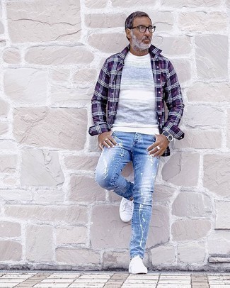 Comment porter des chaussures blanches avec un jean bleu clair