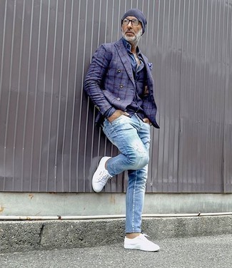 Comment porter des chaussures blanches avec un jean bleu clair