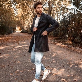 Comment porter des chaussures blanches avec un jean bleu clair
