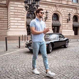 Comment porter des chaussures blanches avec un jean bleu clair quand il fait très chaud