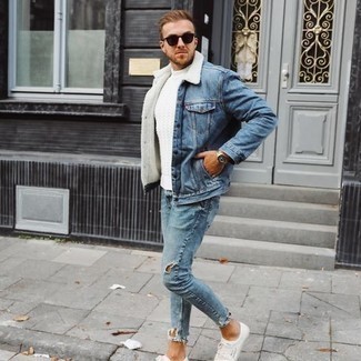 Comment porter des chaussures blanches avec un jean bleu clair