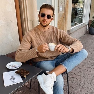 Comment porter des chaussures blanches avec un jean bleu clair