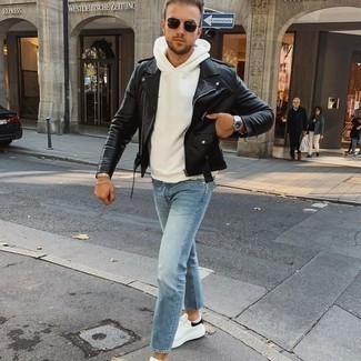 Comment porter des chaussures blanches avec un jean bleu clair