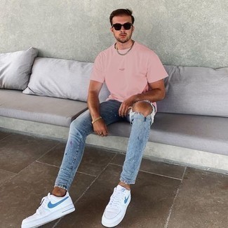 Comment porter des chaussures blanches avec un jean bleu clair