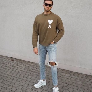 Comment porter des chaussures blanches avec un jean bleu clair