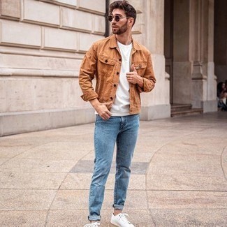 Comment porter des chaussures blanches avec un jean bleu clair