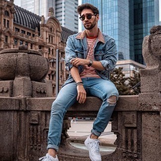 Comment porter des chaussures blanches avec un jean bleu clair