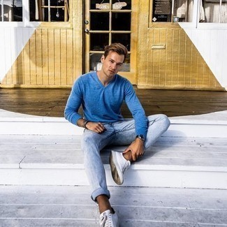 Comment porter des chaussures blanches avec un jean bleu clair