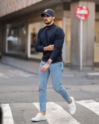 Comment porter des chaussures blanches avec un jean bleu clair