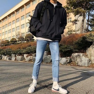Comment porter des chaussures blanches avec un jean bleu clair
