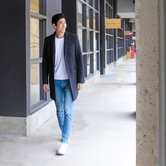 Comment porter des chaussures blanches avec un jean bleu clair