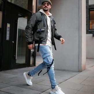 Comment porter des chaussures blanches avec un jean bleu clair