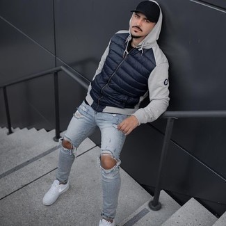 Comment porter des chaussures blanches avec un jean bleu clair