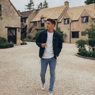 Comment porter des chaussures blanches avec un jean bleu clair