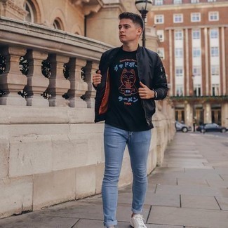 Comment porter des chaussures blanches avec un jean bleu clair