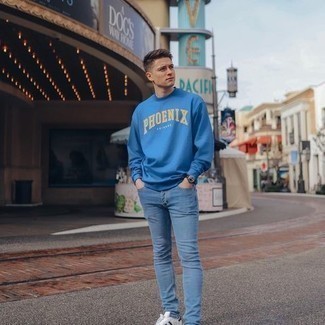 Comment porter des chaussures blanches avec un jean bleu clair