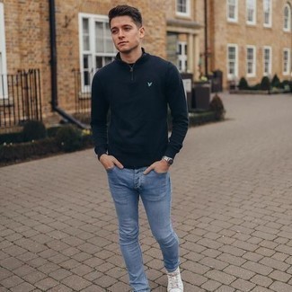 Comment porter des chaussures blanches avec un jean bleu clair