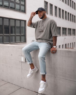 Comment porter des chaussures blanches avec un jean bleu clair quand il fait très chaud