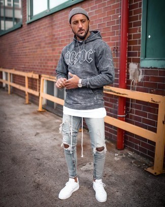 Comment porter des chaussures blanches avec un jean bleu clair