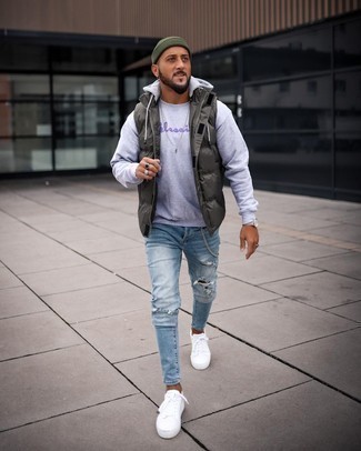 Comment porter des chaussures blanches avec un jean bleu clair