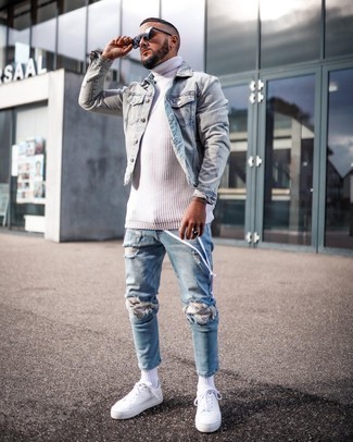 Comment porter des chaussures blanches avec un jean bleu clair