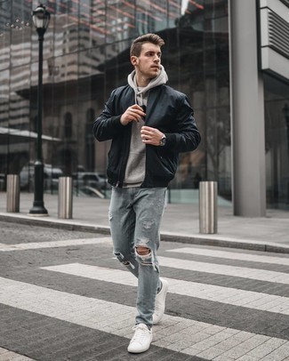 Comment porter des chaussures blanches avec un jean bleu clair