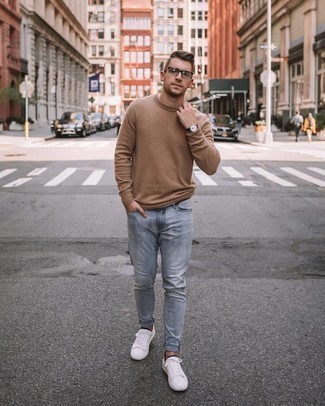 Comment porter des chaussures blanches avec un jean bleu clair